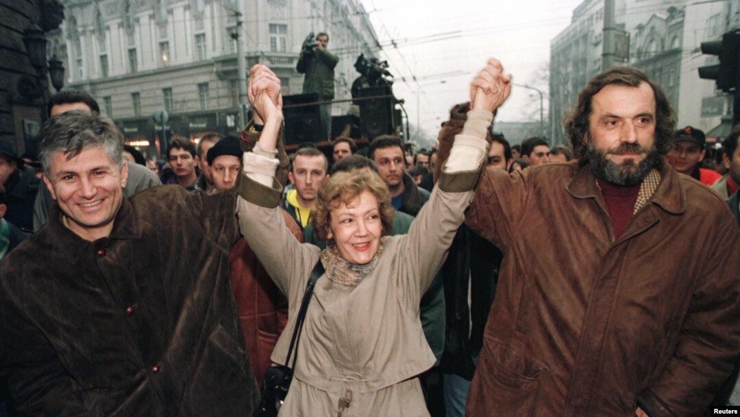 Protestne šetnje građana su zbog izborne krađe organizovali opoziciona koalicija „Zajedno“ i studenti: (na fotografiji Zoran Đinđić, Vesna Pešić i Vuk Drašković)