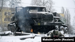 Знищена колона 200-ї мотострілецької бригади Збройних сил Росії поблизу Харкова. Техніка позначена жовтими зірками сухопутних військ Північного флоту (інформація аналітичної спільноти Conflict Intelligence Team)