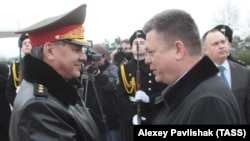 Тодішній міністр оборони України Павло Лебедєв (праворуч) та голова Міністерства оборони Росії Сергій Шойгу. Севастополь, 2013 рік