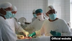 Бөйрөккө операция жасоо маалында тартылган сүрөт