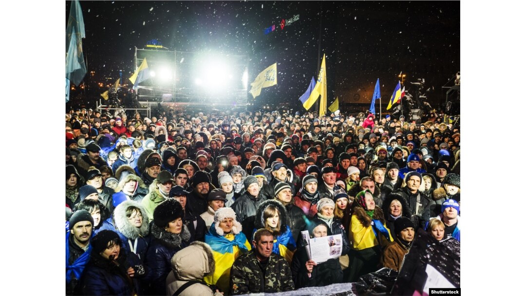 Тисячі людей прийшли на майдан Незалежності у Києві, щоб згадати події 2013 року. Україна, 29 листопада 2014 року