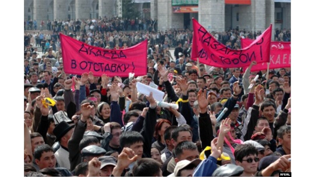 Акция протеста против действующего режима власти в центре Бишкека. 24 марта 2005 года.