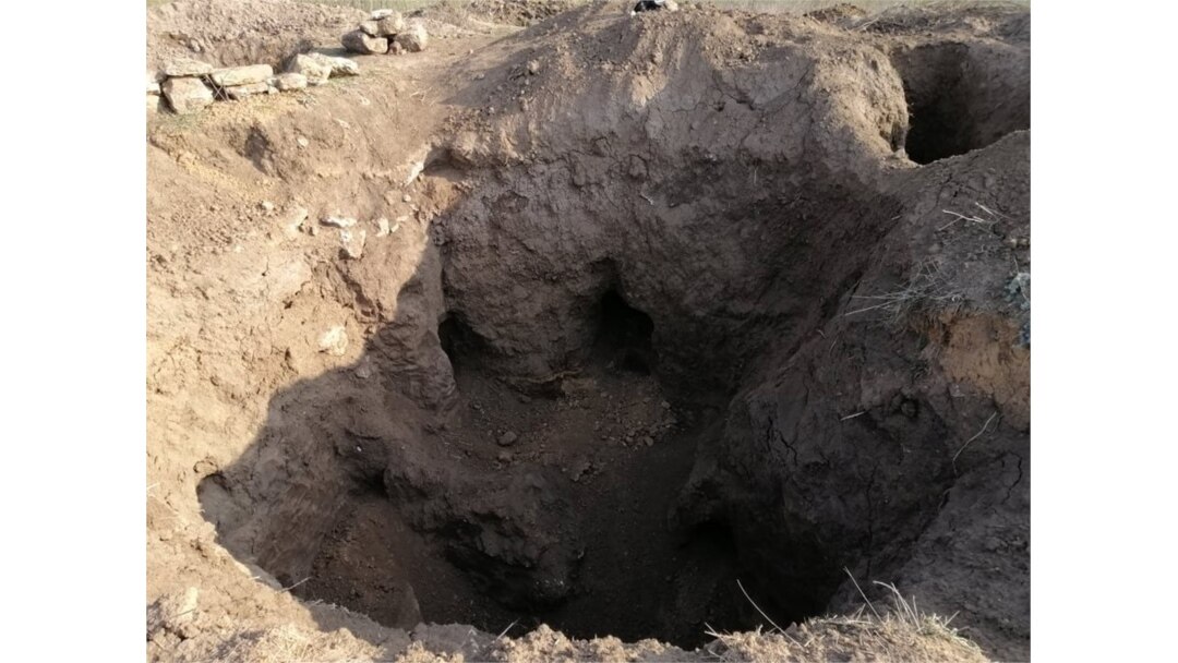 Фото з місця пограбування кургану біля села Григорівка