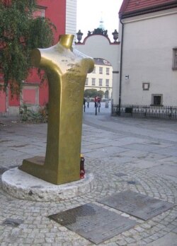 Дитрих Бонхөффердин элесине арналган эстелик. Вроцлав, Польша. 2005-жыл.