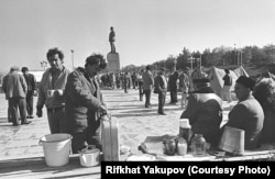 Учасники пікету кримських татар у Бахчисараї, 1990 рік. Фото Ріфхата Якупова
