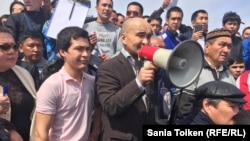 Макс Бокаев (в центре с мегафоном) на митинге по "земельному вопросу". Атырау, 24 апреля 2016 года.
