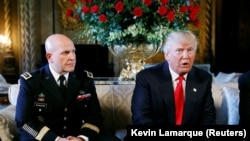 Президент США Дональд Трамп (п) і генерал Герберт Макмастер