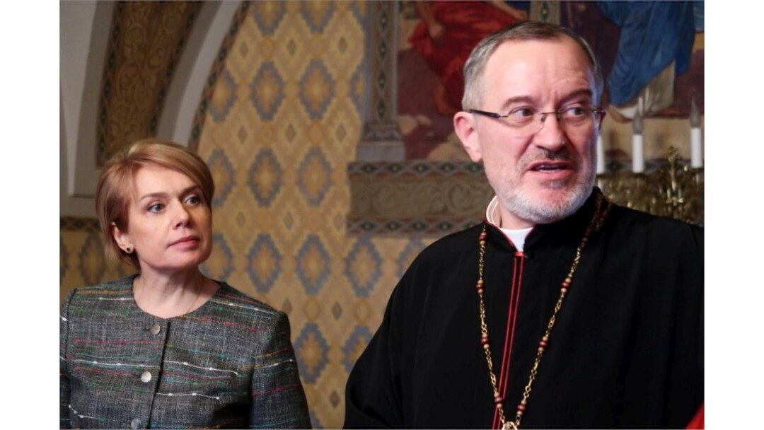 Єпископ Мукачівської греко-католицької єпархії Мілан Шашік і тодішній міністр освіти і науки Лілія Гриневич в єпископській каплиці