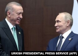 Президент Турции Реджеп Тайип Эрдоган (слева) и президент России Владимир Путин во время заседания Совещания по взаимодействию и укреплению мер доверия в Азии. Астана, Казахстан, 13 октября 2022 года