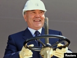 Президент Казахстана Нурсултан Назарбаев открывает комплекс по переработке углеводородов а Карачаганаке в августе 2003 года