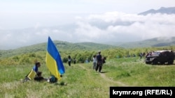Кримські татари з прапором України на Чатир-Дагу, 2014 рік. Ілюстративне фото