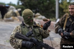 Проросійські сепартисти на блокпосту поблизу Донецького аеропорту. 2014 рік