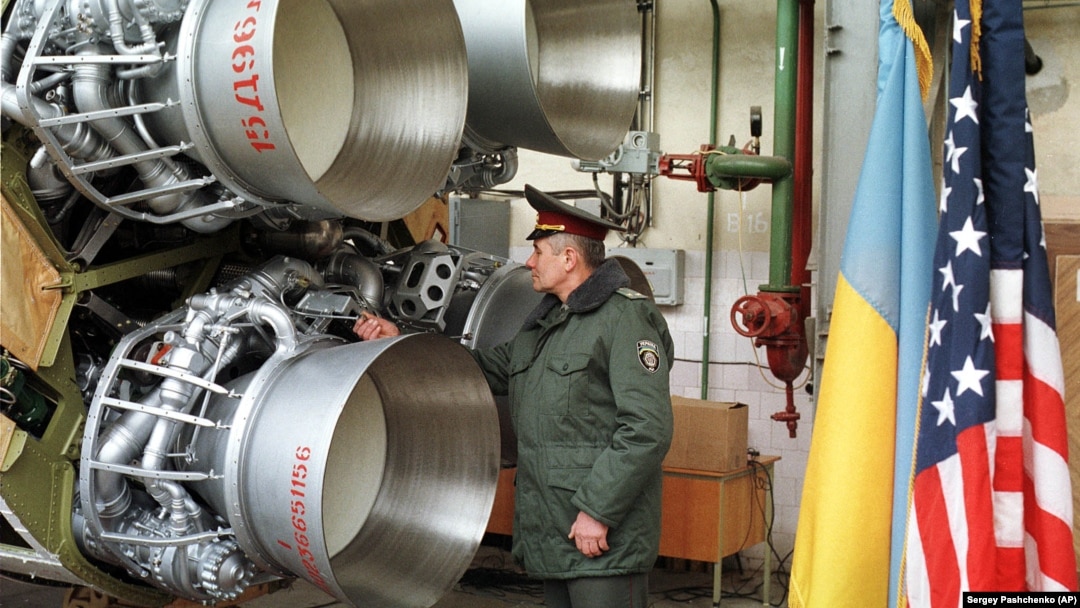 Український офіцер оглядає ракету УР-100Н перед її демонтажем. Дніпро, 26 лютого 1999 року. Ракету було знищено відповідно до Будапештського меморандуму, підписаного у 1994 році /// Український офіцер оглядає ракету УР-100Н перед її демонтажем. Дніпро, 26 лютого 1999 року