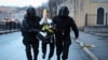 Полицейские задерживают протестующего, Санкт-Петербург, 21 апреля 2021 г.