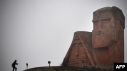 «Մենք ենք մեր սարերը» հուշարձանը Ստեփանակերտում, արխիվ