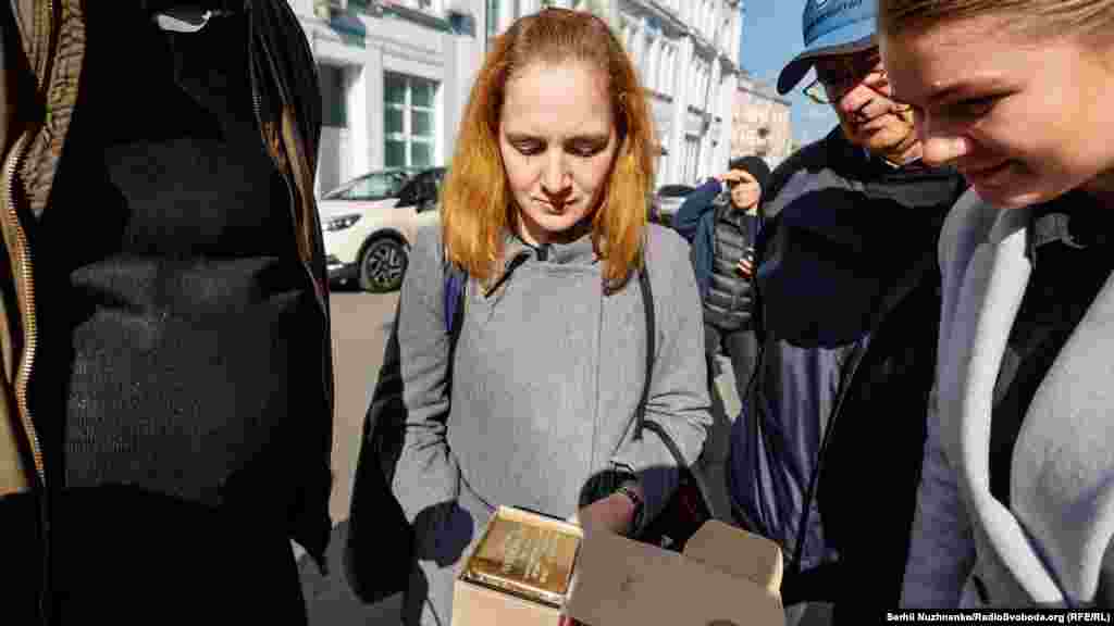 «Камені спотикання» (нім. stolpersteine («штольперштайне») – це бруківка розміром 10×10 см, бетонний куб з латунним покриттям із вписаними іменами та роками життя жертв, знищених, чи переслідуваних нацистами. Символічний проект Stolperstein був ініційований німецьким митцем Гюнтером Демнігом у 1996 році, і продовжується й понині