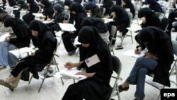 با توجه به ظرفيت اعلام شده دانشگاه هاى دولتى ۴۰ در صد از داوطلبان امسال در يكى از رشته هاى دانشگاهى پذيرفته خواهند شد.