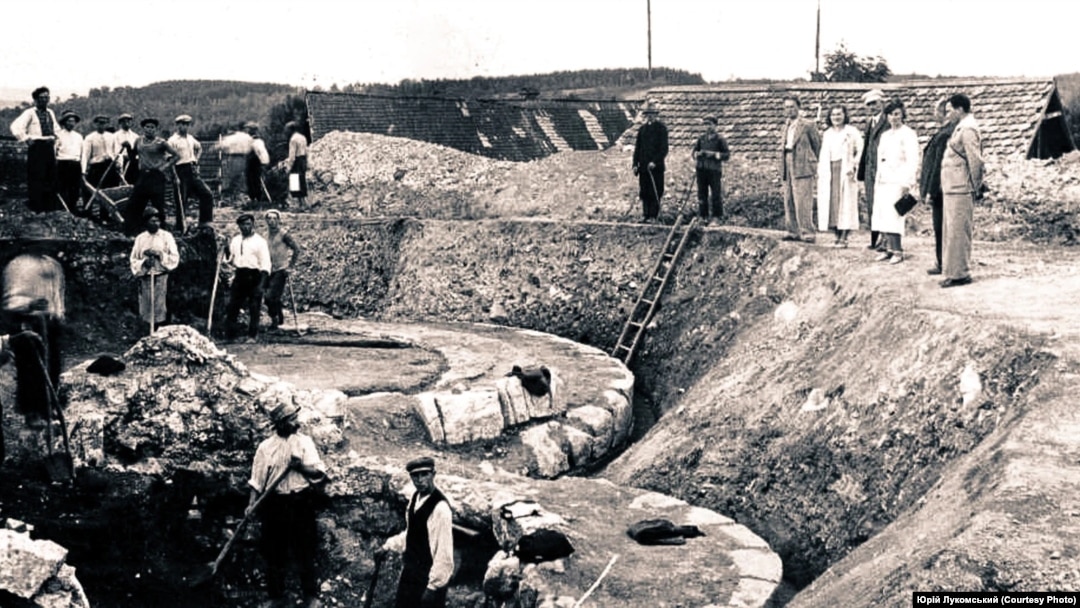 Розкопки Успенського собору в Крилосі археологом Ярославом Пастернаком, 1937 рік. Фото з архіву Юрія Лукомського