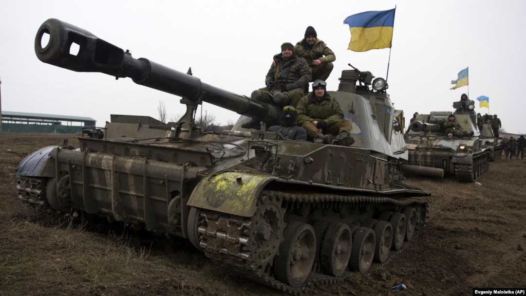 Ілюстративне фото. Українські військовослужбовці на бронетехніці на околиці окупованого російськими гібридними силами Донецька, 4 березня 2015 року