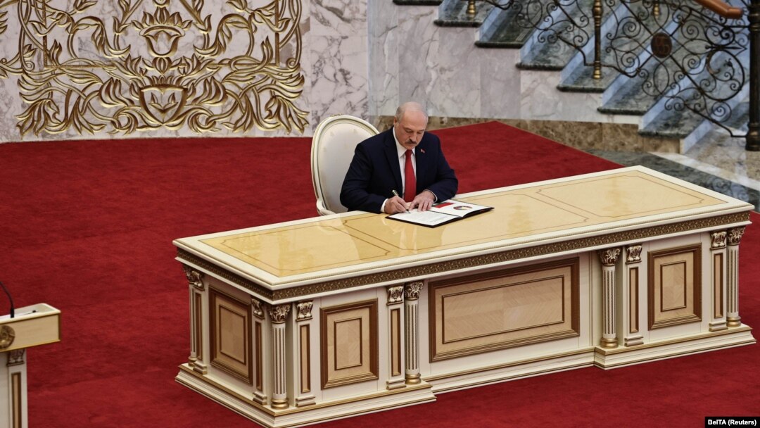 Олександр Лукашенко підписує документ після складання присяги під час неанонсованої «інавгурації» в Мінську 23 вересня 2020 року