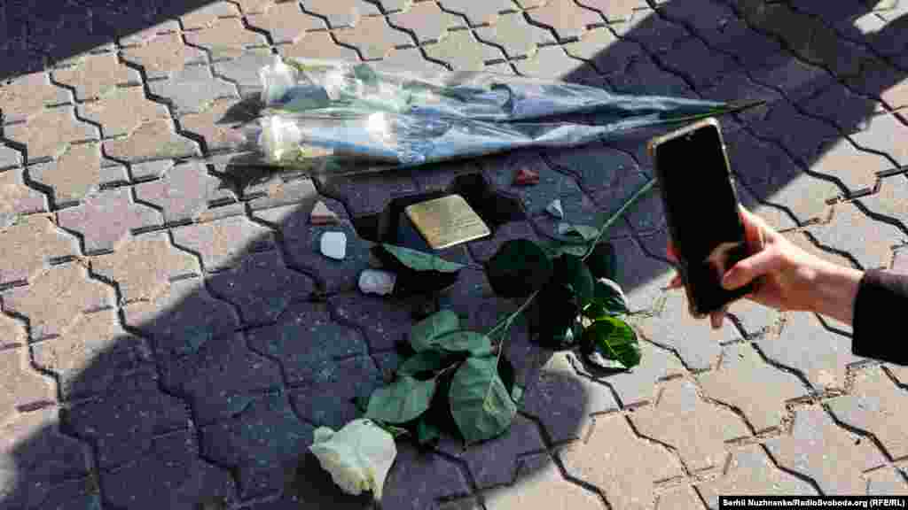 Назва проєкту Stolperstein викликає чимало алюзій. У нацистській Німеччині була антисемітська приказка на випадок коли, раптово спіткнувшись через виступаючий на дорозі камінь, промовлялось: «Єврей похований тут». А у переносному сенсі, stolperstein в німецькій мові означає також «потенційну проблему»