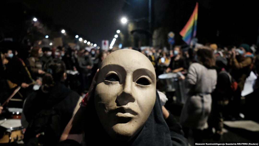 U oktobru 2020. dio protesta protiv nametanja ograničenja zakona o abortusu u Poljskoj održan je u blizini kuće lidera stranke Pravo i pravda Jaroslava Kačinskog. Grupa Ženski štrajk ponovo poziva na demonstracije ispred njegove kuće u Varšavi krajem novembra. 