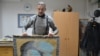 Майстар габэлену Ўладзімер Лісавенка