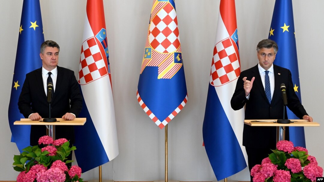 “Radi se o neprihvatljivom političkom divljaštvu, inaćenju i vrijeđanju”, smatra hrvatski premijer Andrej Plenković [na fotografiji: hrvatski predsjednik Zoran Milanović (lijevo) i Plenković (desno), Zagreb (srpnja 2020.)]