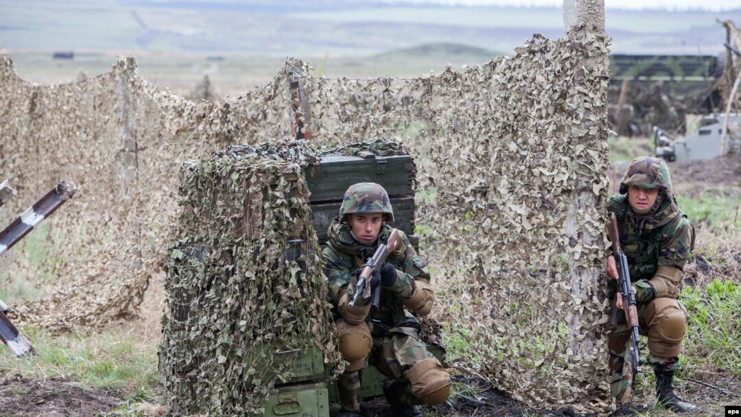 Soldați din Republica Moldova în timpul exercițiului militar „Scutul nordic -2015”, în poligonul din Bălți - 21 aprilie 2015