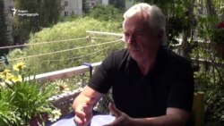 მწერალი გურამ ოდიშარია სოხუმის სახლზე