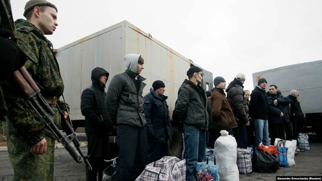 Під час обміну утримуваними особами біля пункту перетину Майорськ в Донецькій області, Україна, 27 грудня 2017 року
