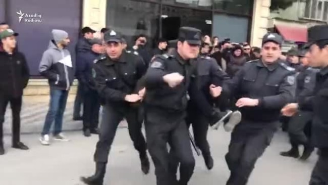 Polis MSK qarşısında aksiyanı belə dağıtdı (Yekun video)