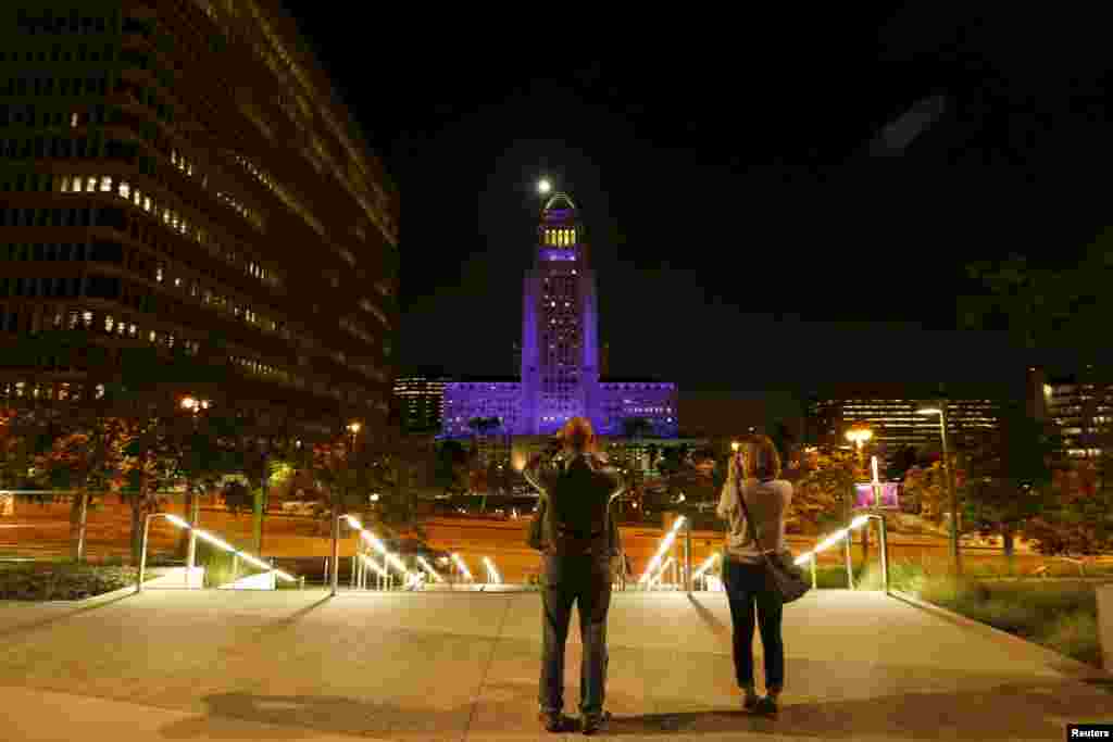 Zgrada City Halla iluminirana u boju purpura u znak sjećanja na umrlog pjevača Princa i njegove čuvene pjesme "Purpurna kiša" (Purple Rain, 1984.), Los Angeles, 21. april 2016.