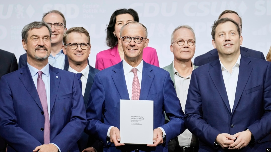 Novi njemački kancelar Fridrich Merz (u sredini) i njegovi koalicioni partneri nakon potpisivanja koalicionog sporazuma, 5. maja.