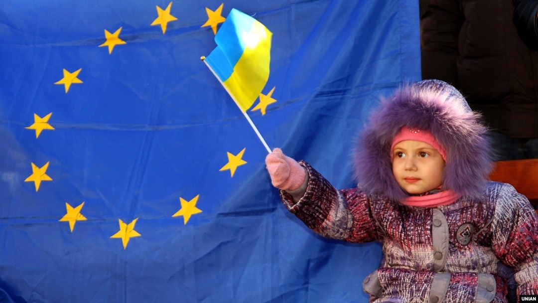 Юна учасниця Революції гідності, яку взяли з собою на акцію протесту дорослі. Мітинг в Ужгороді, 8 грудня 2013 року