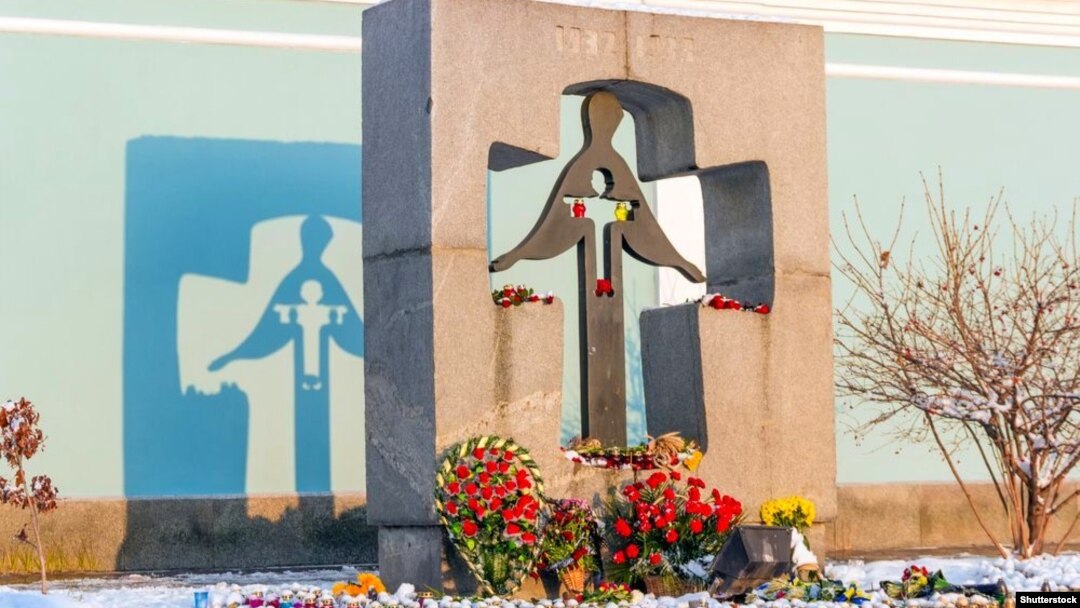 Пам’ятний знак жертвам Голодомору-гецодиду в Україні у 1932–1933 роках. Київ, 24 листопада 2014 року