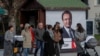 Pešaci u Prištini prolaze pored predizbornog plakata za predstojeće parlamentarne izbore na kojem je portret Aljbina Kurtija, kosovskog premijera i lidera stranke Samoopredeljenje, Kosovo, 4. februara 2025.