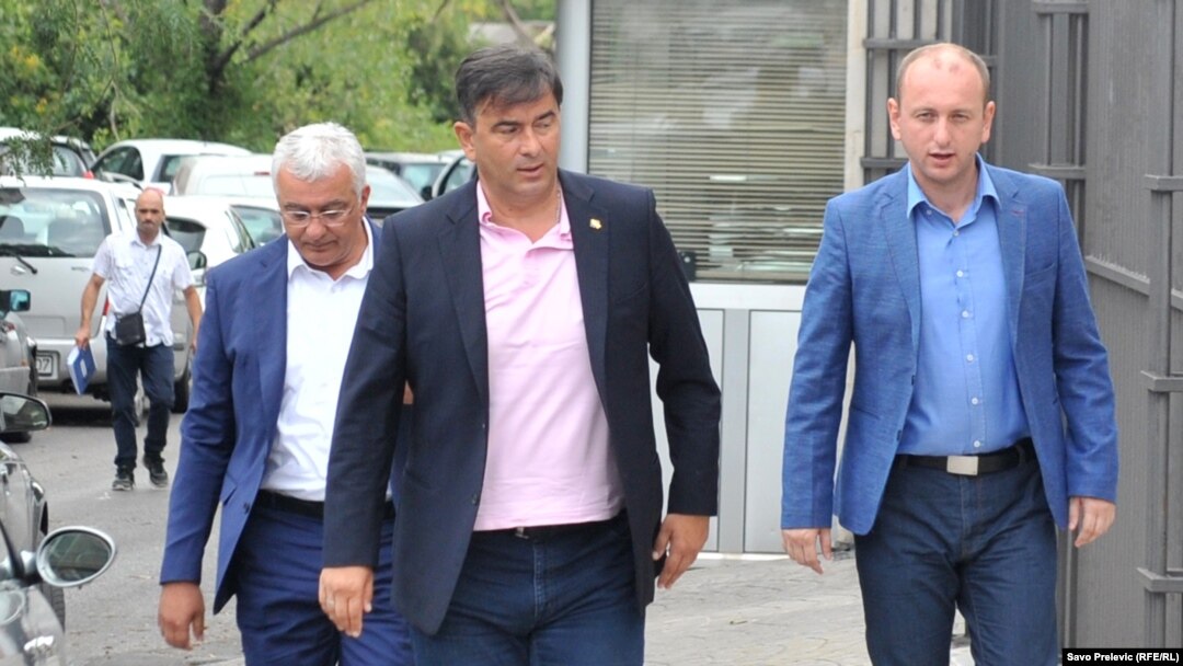 Medojević (u sredini) štrajkuje glađu u zatvoru u Spužu