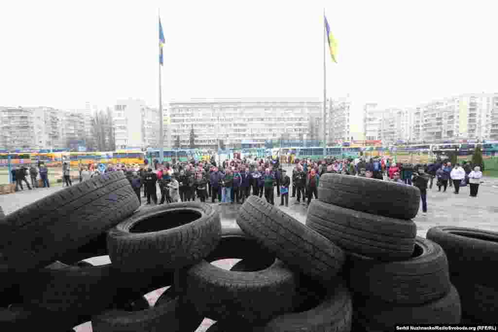 Близько 150 маршруток заблокували ОДА в Києві.&nbsp;Протестувальники вимагають боротися з нелегальними перевізниками і розподіляти маршрути на конкурсній основі. Київ, 5 квітня 2017 року ПЕРЕГЛЯНЬТЕ ФОТОГАЛЕРЕЮ