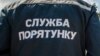 У Києві через сильний вітер дерево впало на авто: одна людина загинула – ДСНС