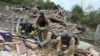 Рятувальники в Житомирській області розбирають завали після масованого російського обстрілу України 25 травня 2025 року
