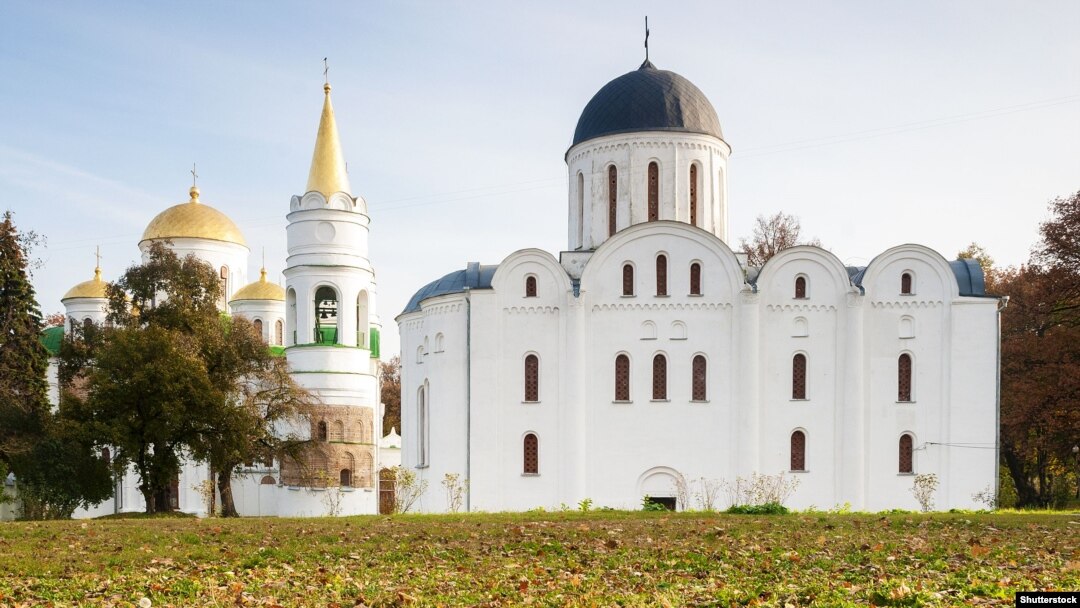 Ліворуч: Спасо-Преображенський (Спаський) собор у Чернігові – одна із найстаріших збережених монументальних кам'яних будов України-Русі, початок будівництва – до 1036 року. Праворуч: Собор Бориса й Гліба часів України-Русі – пам'ятка архітектури початку XII століття