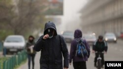 За даними пресслужби КМДА, в Києві спостерігається місцями значний дощ та пориви вітру