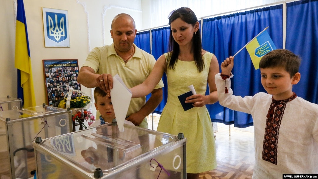 Голосування на президентських виборах у посольстві України в Польщі. Варшава, 25 травня 2014 року