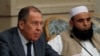 Ruski ministar spoljnih poslova Sergej Lavrov i član talibanske delegacije Alhadž Mohamad Sohail Šaina na multilateralnim mirovnim pregovorima o Avganistanu u Moskvi u novembru 2018.
