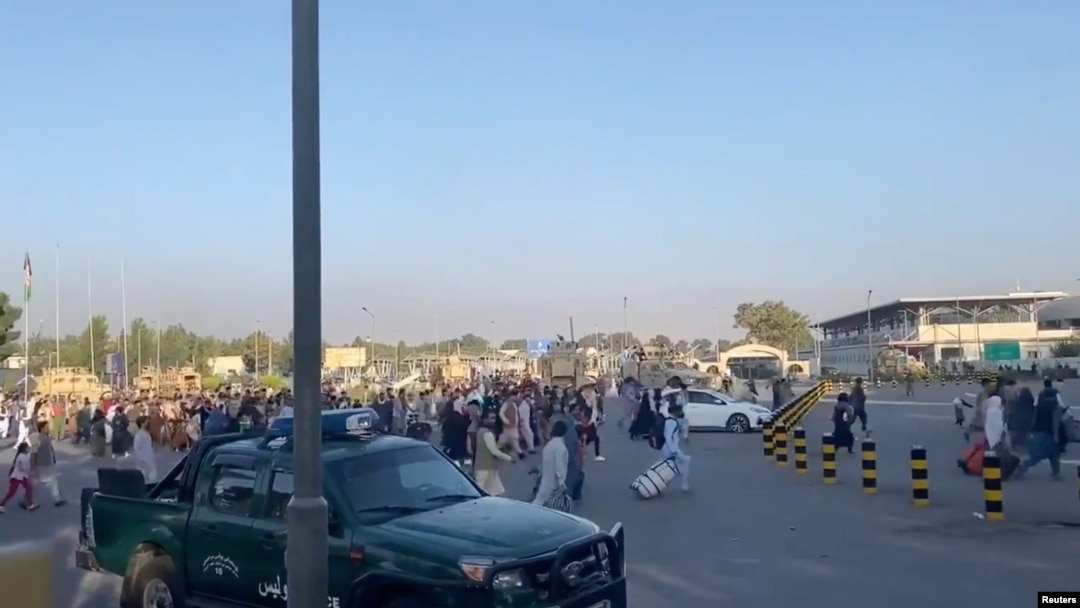 په کابل کې د طالبانو له لوري د ارګ تر نیولو وروسته د خلکو یو سېل د کابل نړیوال هوايي ډګر ته د وتلو لپاره ورمات شوی دی. د ۲۰۲۱ز د اګست ۱۶مې انځور.