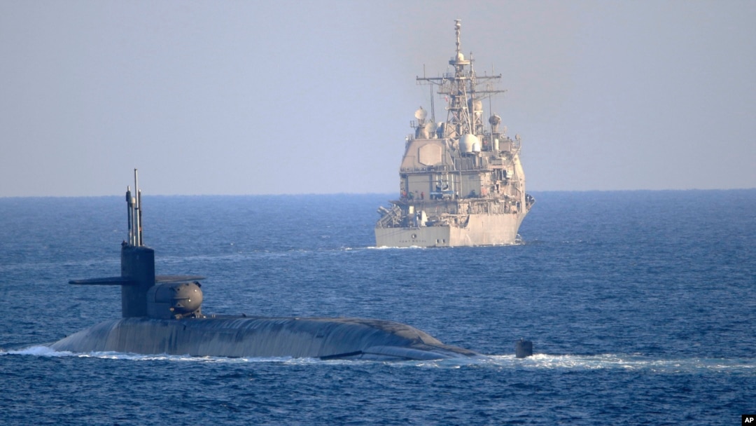 Submarinul cu rachete ghidate USS Georgia și cu crucișătorul cu rachete ghidate USS Port Royal în Strâmtoarea Ormuz din Golful Persic. 21 decembrie 2020. Fotografie de arhivă.