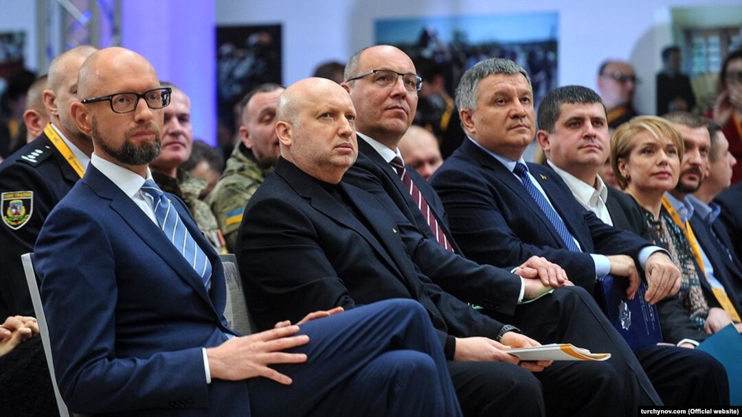 Андрій Парубій і Арсен Аваков (третій і четвертий у ряду) під час з’їзду партії «Народний фронт». Київ, 2 лютого 2019 року