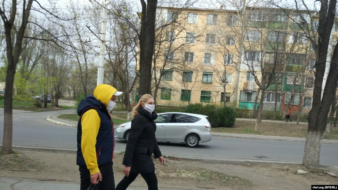 Măștile sanitare au reînceput să apară în farmacii