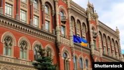 На піку котирування сягали 38 гривень 18–20,5 копійки за долар, але інтервенцій НБУ вистачило для розвороту тренду